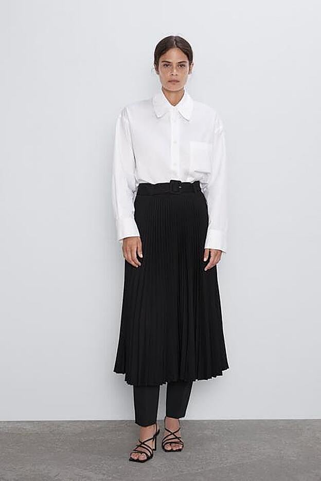 La falda plisada con cinturón a juego.