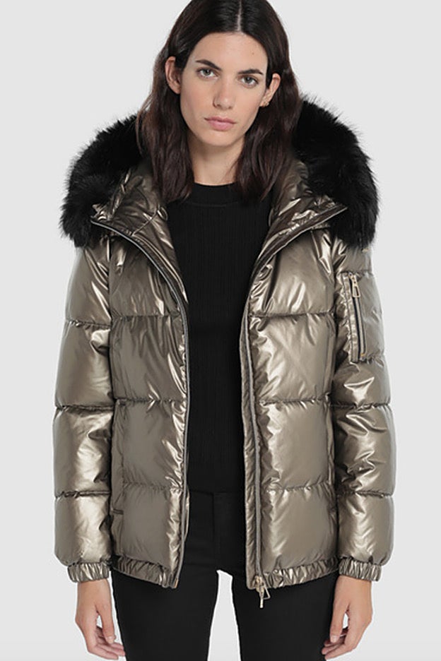 Plumífero con un tono algo más discreto, pero igualmente metalizado.