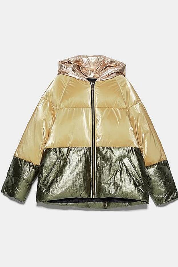 Cazadora acolchada de tres colores metalizados de Zara.