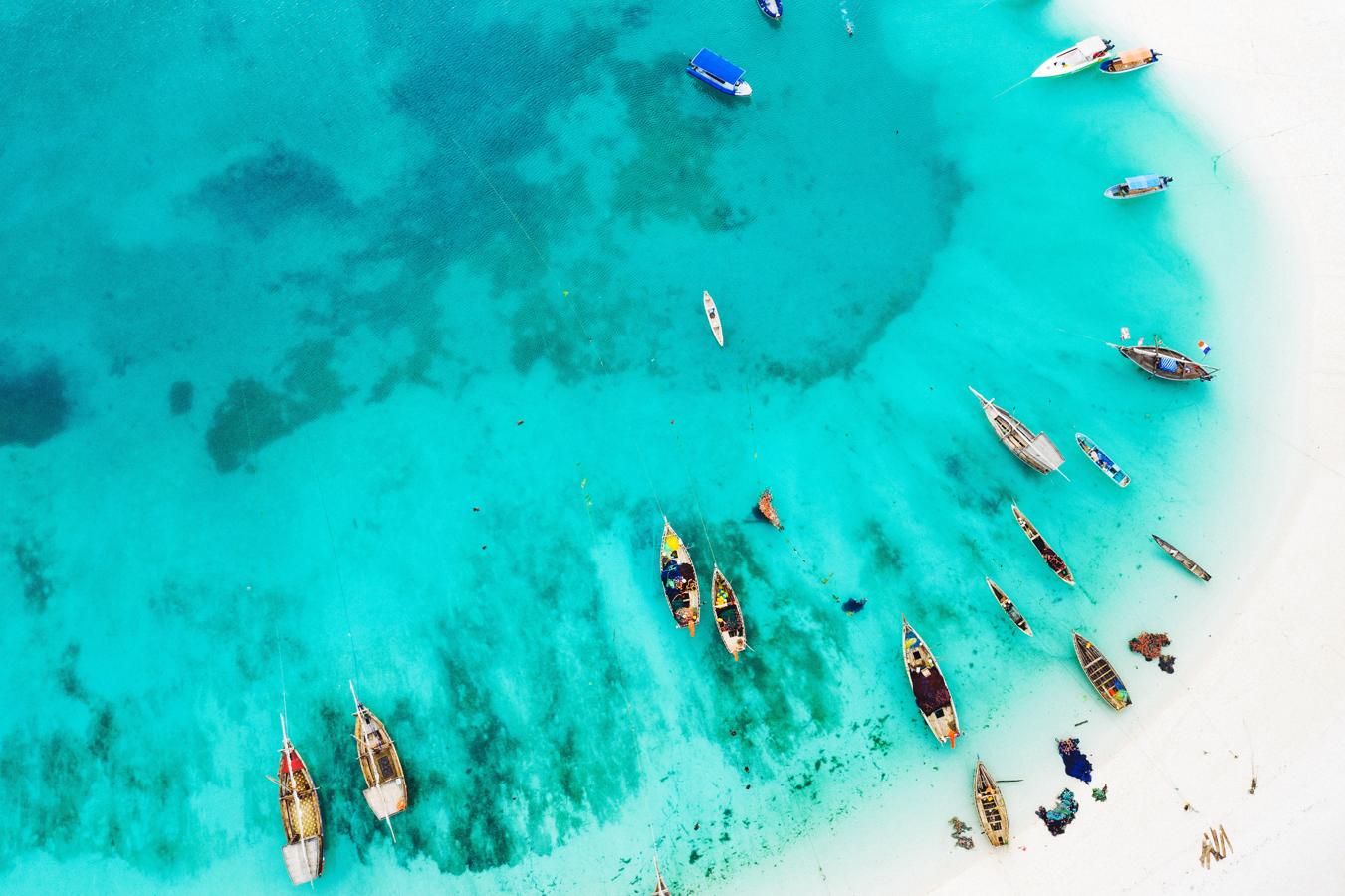 Esta isla del Índico es uno de los sueños recurrentes de todo viajero: un auténtico paraíso terrenal, y más asequible de lo que se puede suponer, si se opta por acceder en ferri desde Tanzania continental. Además, en las costas norte y oeste de la isla podremos encontrar alojamiento en la playa a un precio muy razonable, y en Stone Town pasear por sus antiguos callejones y contemplar puestas de sol mágicas desde sus arenales.Además, puedes aprovechar la oferta de comidas en el mercado de la tarde o en sus cafés; es fantástica la cantidad de platos recién hechos que se pueden comer por tan poco dinero.En las costas norte y oeste de la isla se puede disfrutar de alojamiento junto a la playa a un precio que apenas parece creíble para quien haya intentado algo similar en las islas del Caribe o del Pacífico.Aunque el desarrollo urbanístico ha sido feroz en los últimos 15 años, todavía hay sitios tranquilos en Nungwi, Bwejuu y Paje. Para estirar un poco más el presupuesto, se puede optar por un alojamiento a una o dos manzanas de la playa.