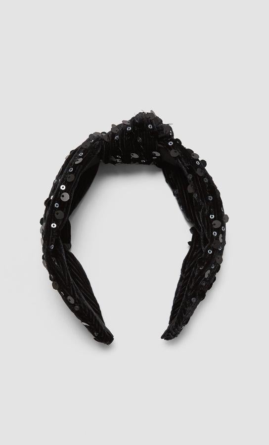 En Stradivarius podemos encontrar la diadema ideal para cualquier look con lentejuelas. Cuesta 5,99 euros.