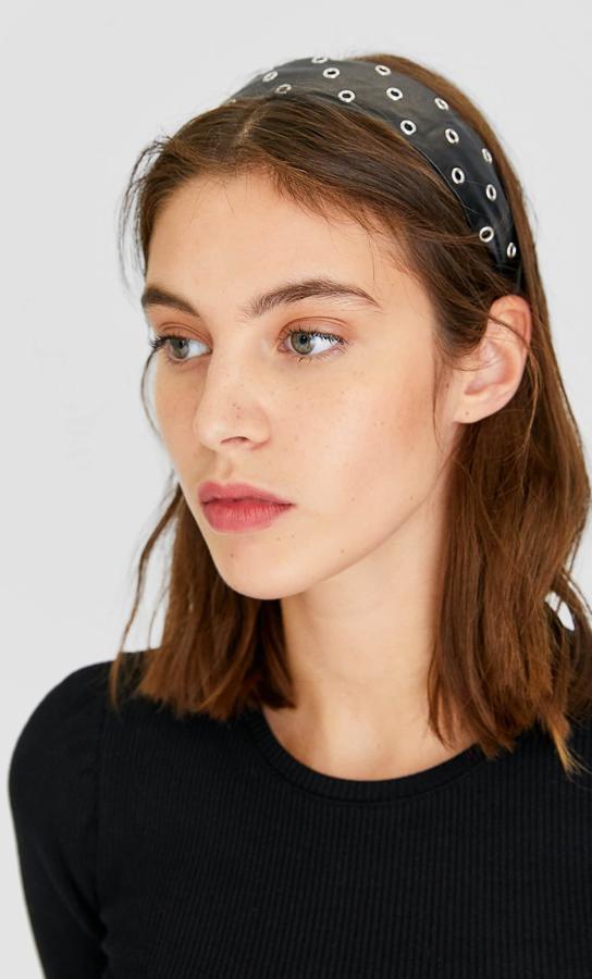 Nuestra preferida de Stradivarius es esta diadema con eyelets ideal para cualquier look con prendas efecto piel. Tiene un precio de 5,99 euros.