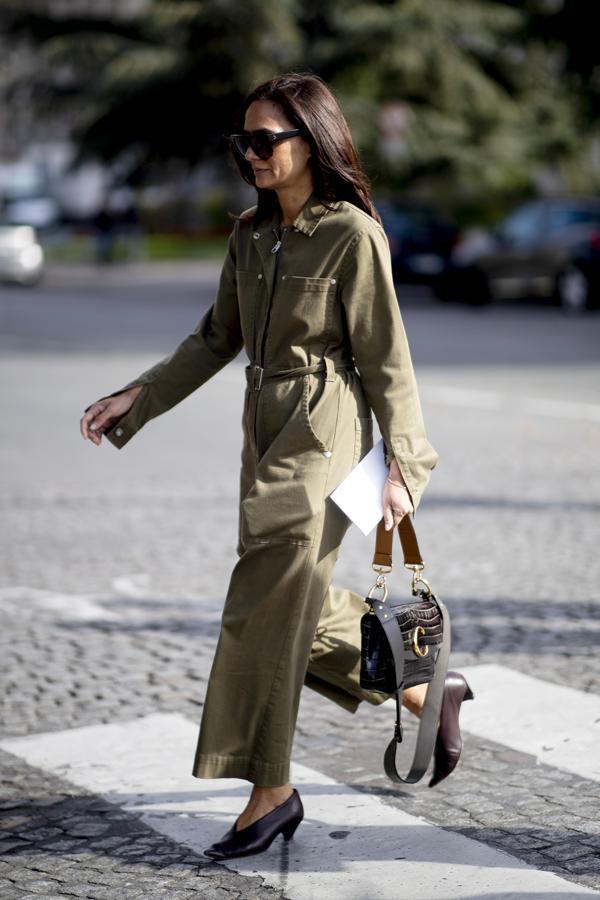 Aunque, a priori, sea una prenda más casual, con unos buenos tacones y un bolso de piel se convierten en tu mejor baza para triunfar. Por algo se llaman monos worker...