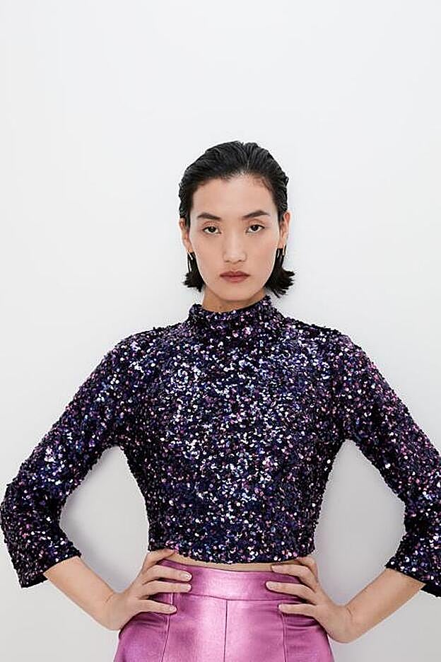 Cuerpo 'cropped' de lentejuelas moradas de Zara.