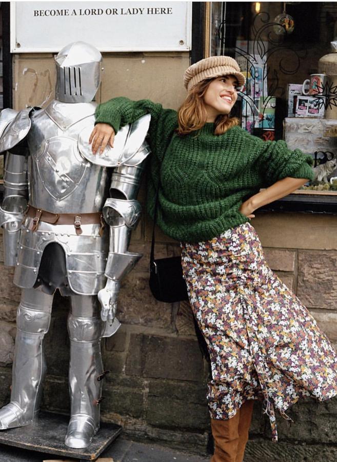 Seguro que en casa tienes unas botas que te gustan, una falda midi o larga, y un jersey grande de punto. Mañana pruébalo, este es de nota.