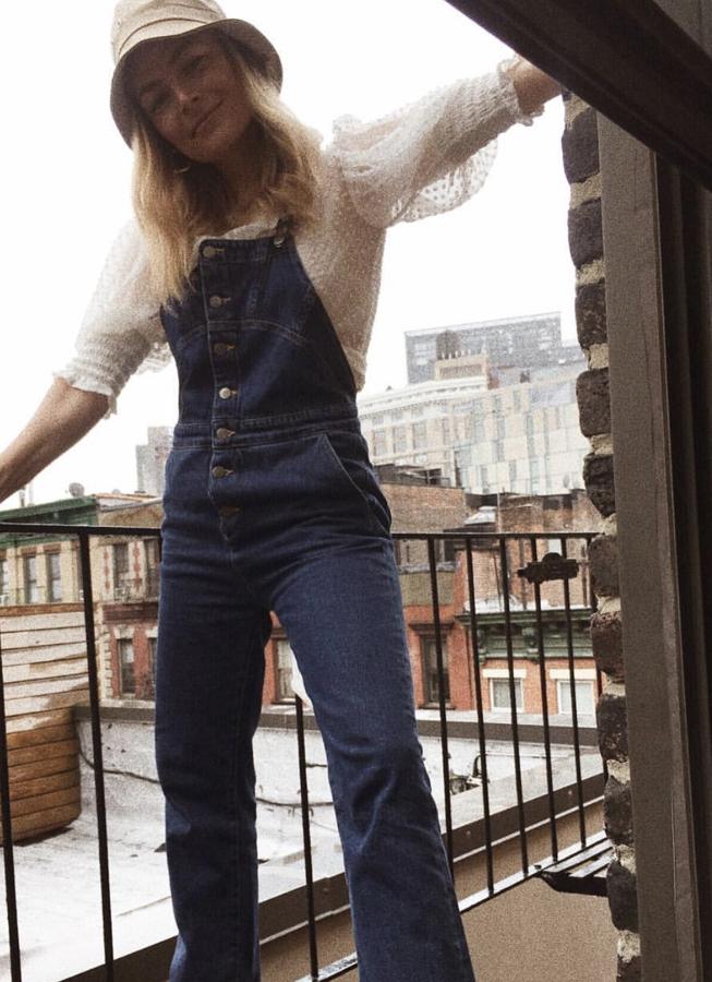 Blusa blanca, peto vaquero y Converse negras. El sombrero es opcional, pero suma puntos.