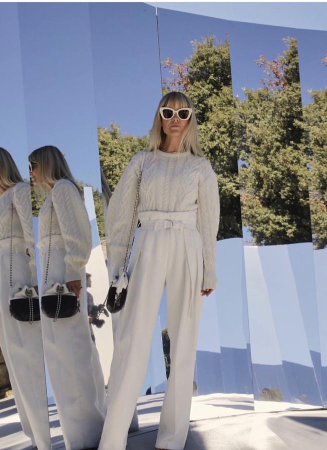 Esta es posiblemente la opción más favorecedora y olvidada del invierno: blanco con blanco. Válida en toda la gama, desde los blancos más fríos a los tonos crema.