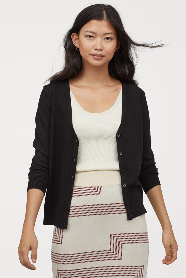 Si eres de las que siempre tiene una chaqueta a mano este cárdigan de punto fino de H&M puede ser una estupenda compra en el Black Friday. Este cuesta 12,99 euros, y también está disponible en beige.