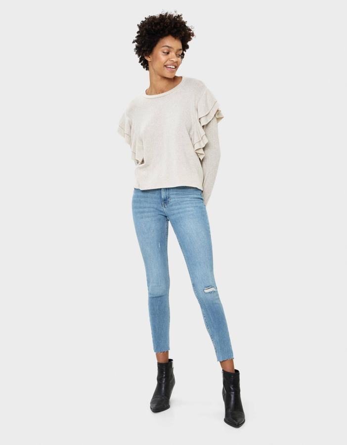 El vaquero pitillo es, desde hace años, un imprescindible de cualquier armario y Bershka tiene estos en ocho tonos diferentes por 19,99 euros. Durante el Black Friday costarán dieciséis.