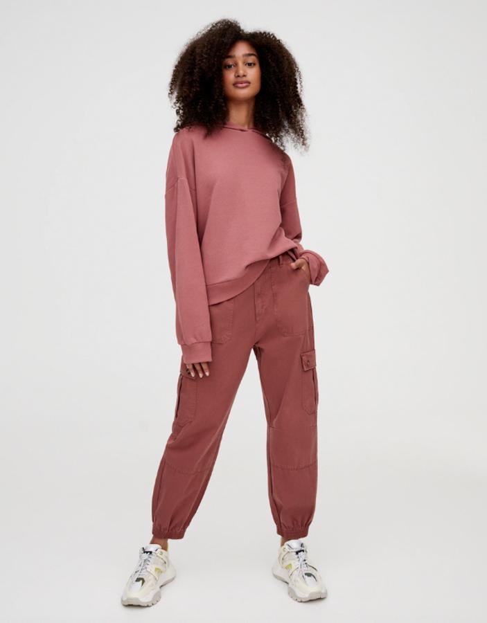 Para los looks más desenfadados es imprescindible tener a mano una sudadera lisa, en colores tan otoñales como el rosa palo, el kaki o el mostaza. Pull & Bear tiene este modelo en siete colores diferentes por 12,99 euros.