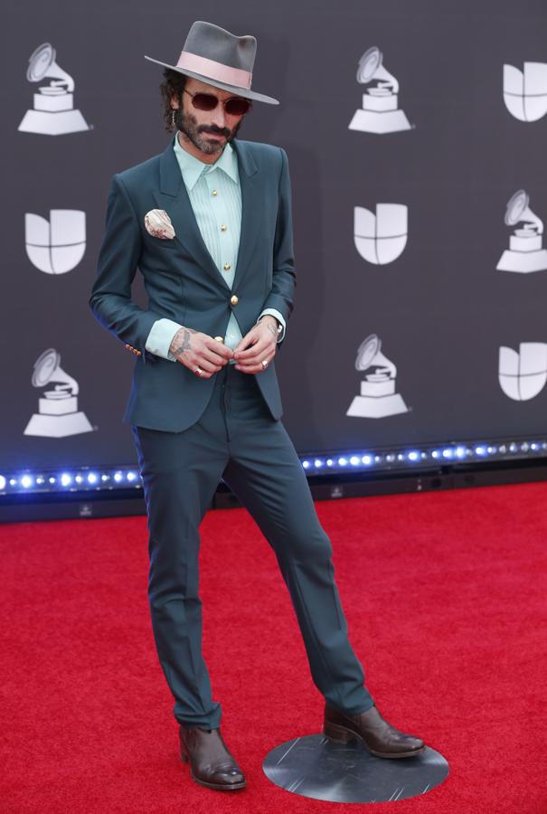 Leiva con un traje verde botella camisa a juego y su habitual sombrero.