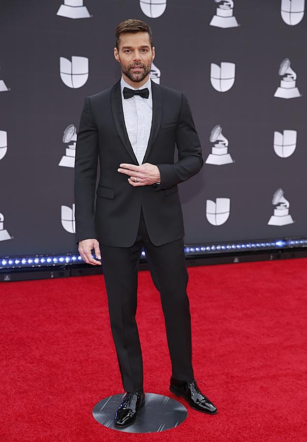 Ricky Martin con traje negro y pajarita.