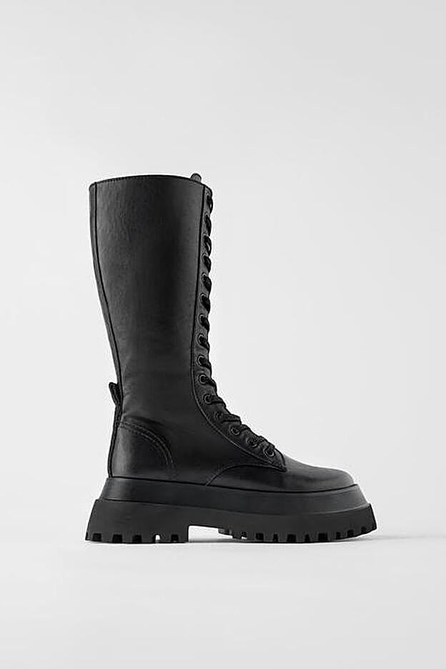 Las botas militares con caña alta, cordones y suela track de Zara.