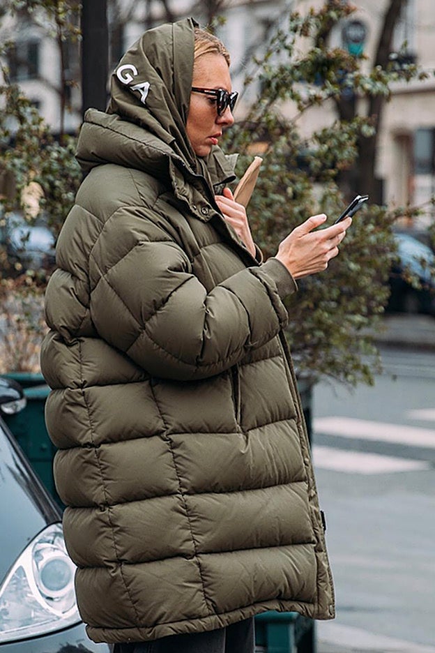 Fantástico look con pañuelo coordinado con un plumífero oversize.