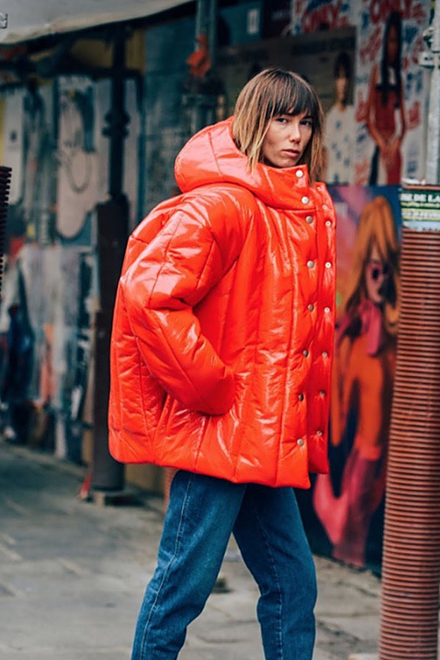 Un plumífero tamaño XXL de color brillante y estilo chaqueta retro.