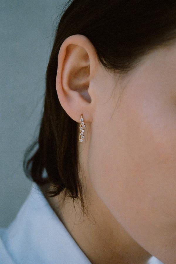 Pendientes colgantes con circonitas (22,95 euros).