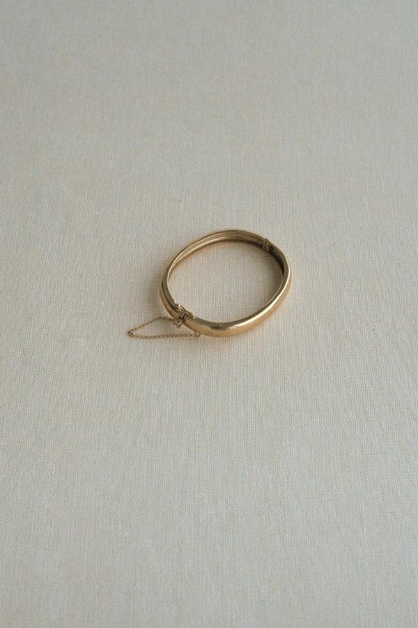 Pulsera rígida ovalada (29,95 euros).