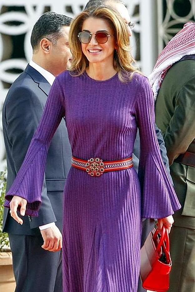 Rania de Jordania apostó por combinar el vestido morado de Ellery con accesorios en tonos rojos.