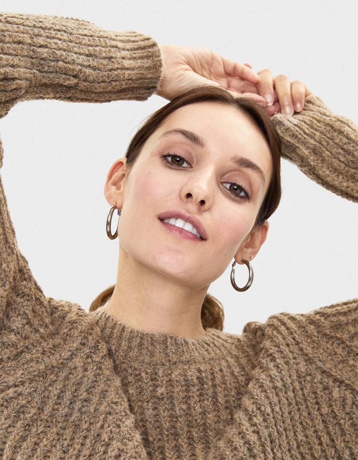 Entre las prendas rebajadas de Bershka hemos encontrado este jersey de canalé en color camel por 10,79 euros, un 40% menos que originalmente. Está disponible en las tallas XS, S y M.