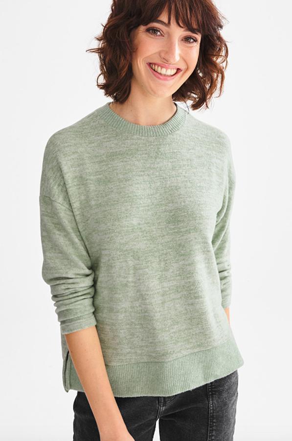 Con aberturas laterales para darle un toque informal, este jersey con remates de canalé es de C&A y cuesta 12,90 euros. Puedes encontrarlo en nueve tonos diferentes, dos de ellos azules.
