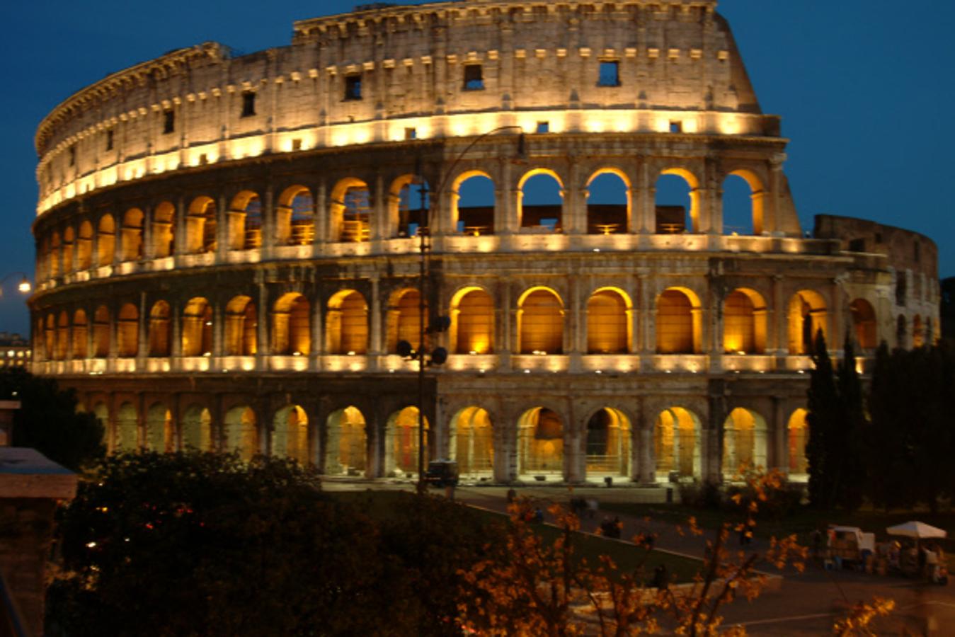 Elige entre las siete maravillas del mundo moderno. ¿Sabías que el Taj Mahal es, en realidad, un monumento funerario que se construyó en honor a una de las esposas de un emperador? ¿Y que Petra, el enclave arqueológico de Jordania, fue una ciudad perdida con la que los occidentales no pudieron dar hasta que los guiaron los habitantes locales? Situarte ante cualquiera de ellas te permitirá disfrutar de sentirte, por unos instantes, pequeña. Nuestro básico: el Coliseo romano.