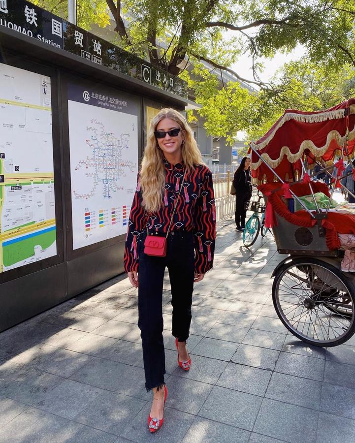 No suele llevar vaqueros pero, como todas, también se rinde de vez en cuando a la comodidad de estos pantalones. Aquí lleva unos con el bajod esflecado que combina con una blusa estampada y, cómo no, con sus zapatos Manolo.