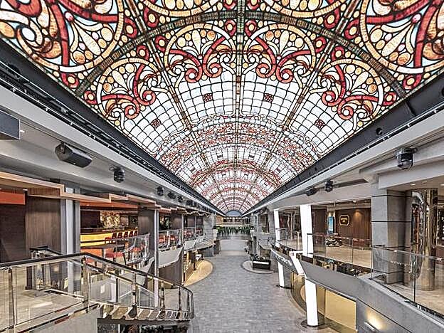 El pasillo que recorre la arteria principal del barco está flanqueado por decenas de restaurantes y tiendas en las que puedes comprar prácticamente de todo