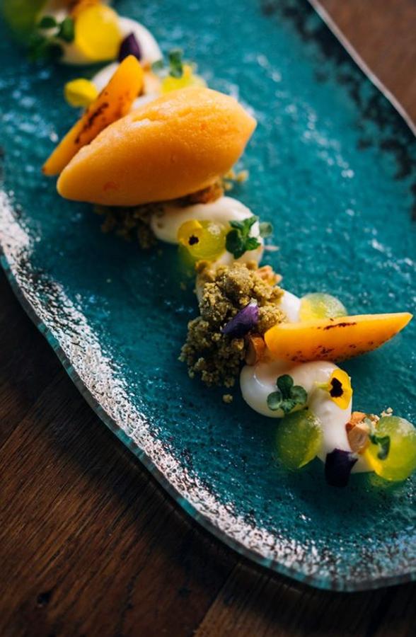 En el número 4 de la calle Ibiza se encuentra este local de Laura López y José Fuentes que es una mezcla de tradición e innovación en los fogones. Dentro de nuestros favoritos está el tartar de atún, algas y encurtidos, o el solomillo de buey curado con vinagreta de lenteja picante o un toque dulce de melocotón asado, queso y té.