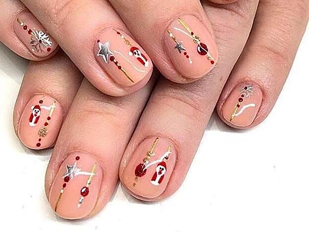 Un manicura minimalista y navideña a la vez de Katie Masters.