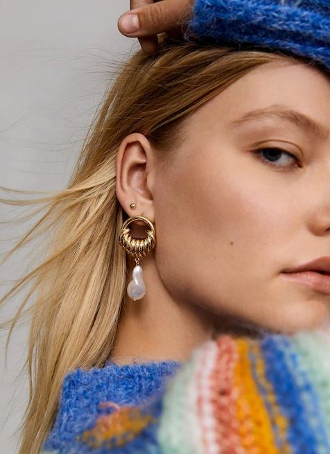 De la colección de Leandra Medine por Mango, hemos fichado estos pendientes ultra elegantes. (12,99 euros).