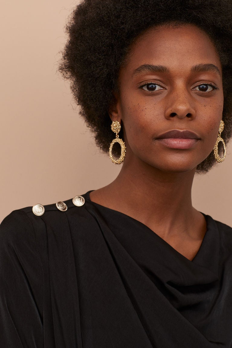 Ovalados y de metal grabado en tono dorado. ¡No fallarás! (7,99 euros).