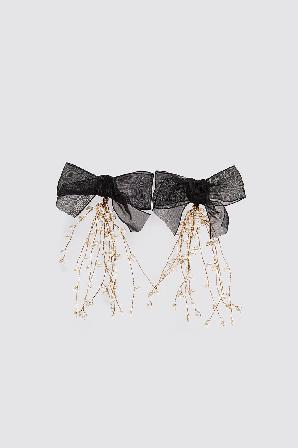 Si los lazos se han convertido en una tendencia clara en accesorios para el pelo por qué no llevarlos de pendientes. Estos de nueva colección sientan de maravilla. (12,95 euros).