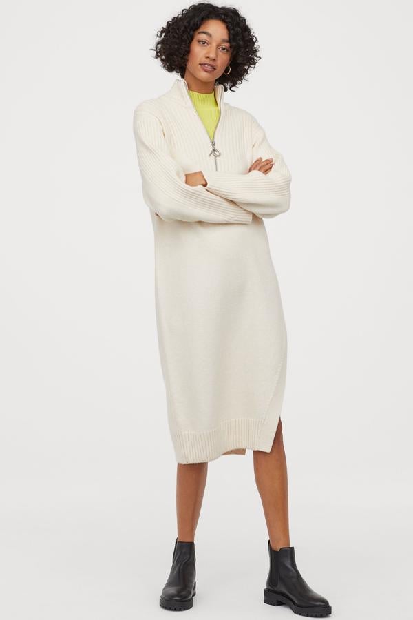 La colección de Pringle of Scotland para H&M nos ha dejado, además de las  prendas de punto con estampado de rombos  que tanto nos gustan, joyas como este vestido en dos texturas y con detalle de cremallera (39,99 euros).