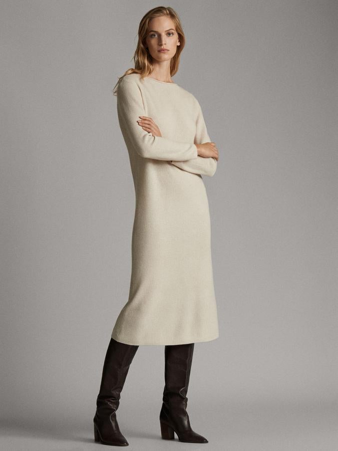 Este tipo de vestidos, como el que propone Massimo Dutti, es el perfecto fondo de armario de invierno. Si tienes todavía uno, ¿a qué esperas? (69,95 euros).