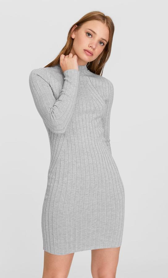 Si no quieres complicarte la vida, apuesta por un vestido mini de canalé como los de toda la vida. Este de Stradivarius es tu opción perfecta y está disponible en más colores (19,99 euros).
