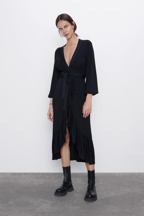 Si te apetece algo más sexy, este vestido de Zara es tu opción perfecta.  Lo llevó Mery Turiel  y ya se está empezando a agotar en la web de la marca (39,95 euros).