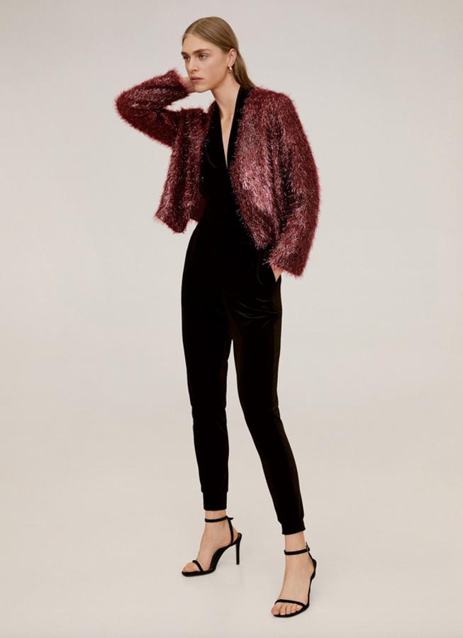 Una de nuestras favoritas es esta chaqueta de textura con flecos que Mango acaba de incorporar a su catálogo. Diseñada en un elegante color burdeos brillante, cuesta 39,99 euros y está disponible en las tallas S, M y L. Con el descuento del Black Friday serían 32 euros.