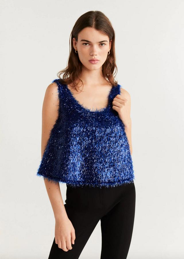 Diseño crop pero tirantes anchos, una versión poco habitual en los catálogos. Este top azul de cuello redondo es de Mango y cuesta 29,99 euros, 24 euros con el 20% del Black Friday