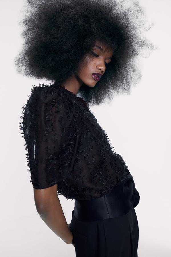 Esta blusa lo tiene todo. Flecos, mangas abullonadas con hombros marcados y cierre en espalda con abertura y botón. Es de Zara y si tienes la talla L tendrás que apuntarte en la lista de espera. Cuesta 25,95 euros, 20,76 en el Black Friday.