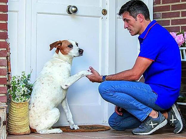 Nana hace honor a su nombre y cuida de las hijas de Luis Larrodera.