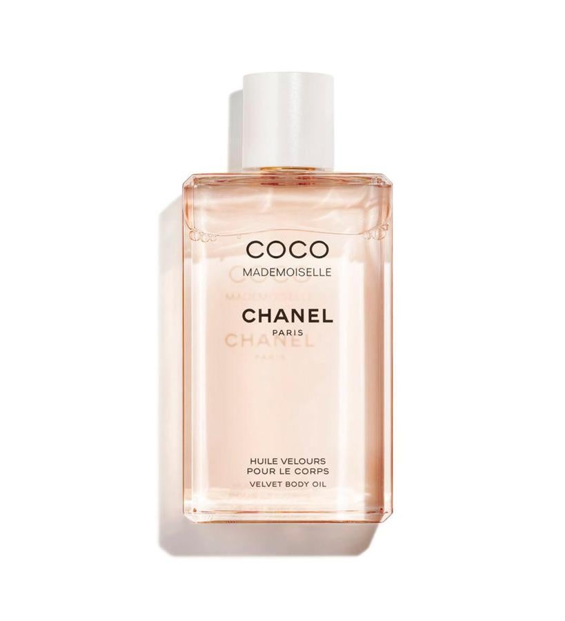 El aceite de tacto aterciopelado despierta los sentidos con el aroma femenino emocionante y sexy del perfume icónico de la maison. Su textura contiene emolientes, humectantes y acondicionadores, para un tratamiento que suaviza, hidrata y perfuma la piel durante horas. (57,21 €).