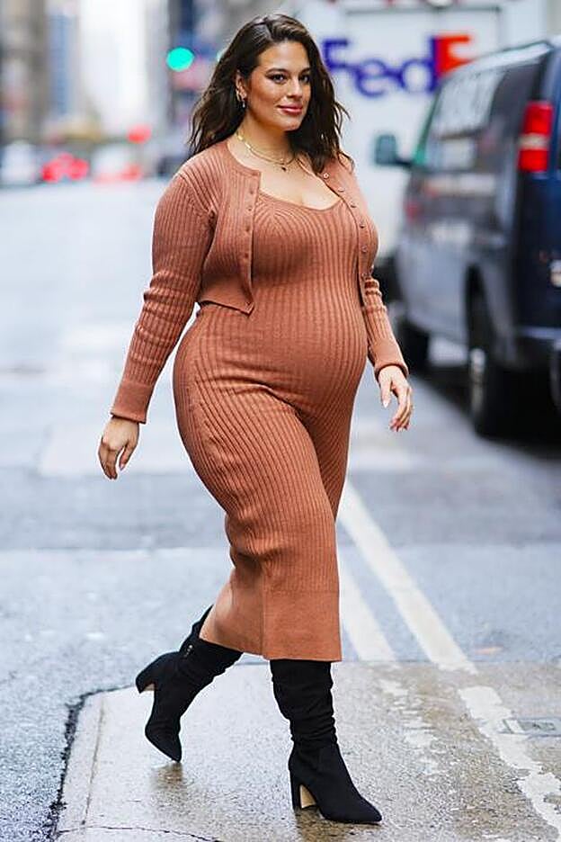 Ashley Graham con vestido y chaqueta corta de punto.