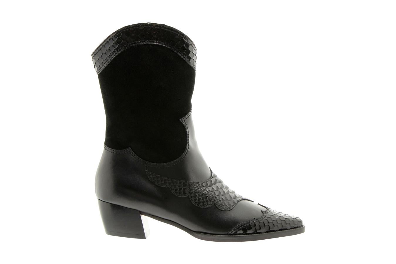 Si buscas la altura intermedia entre bota y botín, y con unos materiales un poco más elevados, tu modelo perfecto es este de Mascaró con detalles de serpiente (369 euros).