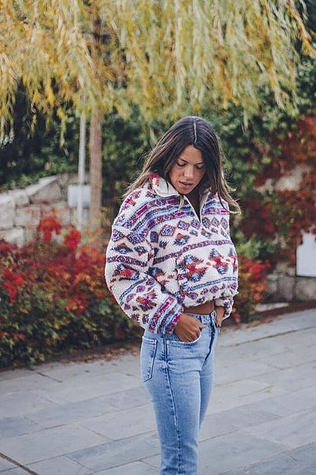 Laura Matamoros se ha atrevido con un forro polar de borreguito con estampado de colores que nos ha convencido. Ya es uno de nuestros objetivos para luchar contra el frío con estilo.