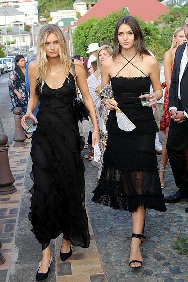 Dos invitadas llamaron la atención por romper el ambiente playero de la boda caribeña de Devon Windsor con sendos vestidos negros.