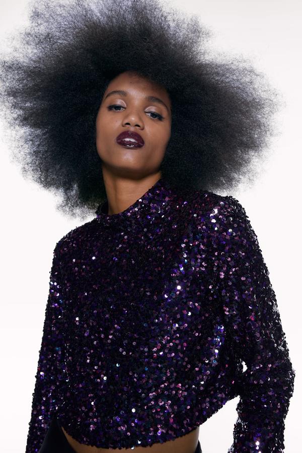 Esta es una de esas opciones clásicas perfectas para librarnos de cualquier apuro cuando no sepamos cómo maquillarnos para cualquier evento. Solo necesitarás un labial oscuro en un color vino o granate, un eyeliner y en este caso también un gloss para darle un ligero aspecto glossy a tus labios.