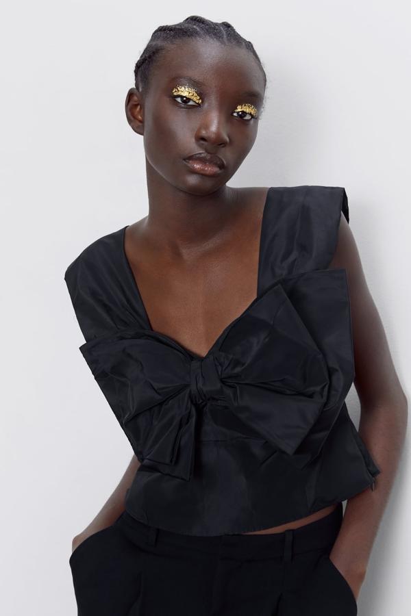 Si estás pensando en lucir un maquillaje de ojos que consiga este efecto pan de oro en los párpados, te aconsejamos que te decantes por un estilismo sencillo y por un color no demasiado llamativo para los labios. Esto dará a tu mirada el protagonismo que buscas.