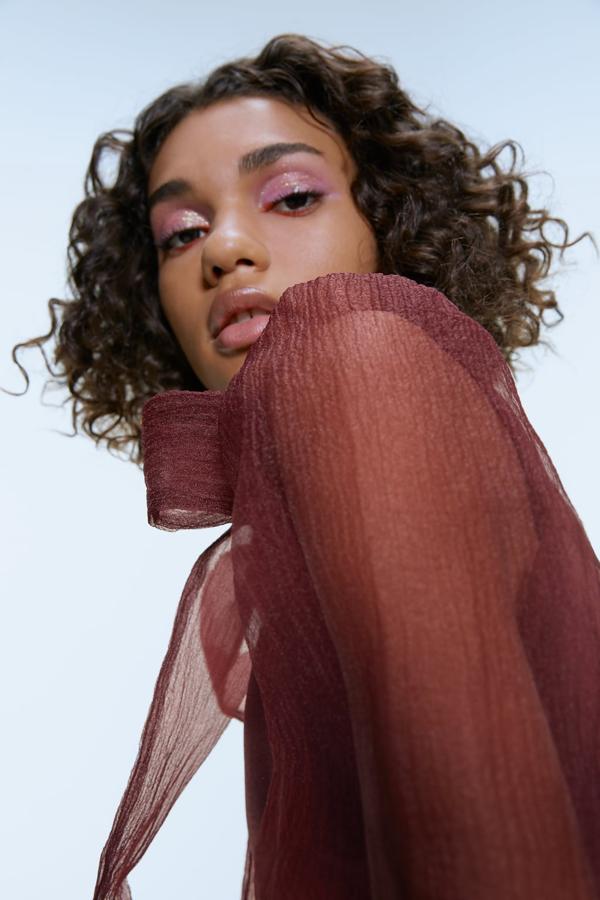 Si lo que quieres es recurrir a la purpurina pero con un maquillaje natural, esta sin duda es tu mejor opción. Hazte con una sombra de ojos en rosa claro con toques de purpurina y para los labios decántate por un sencillo labial con brillo.