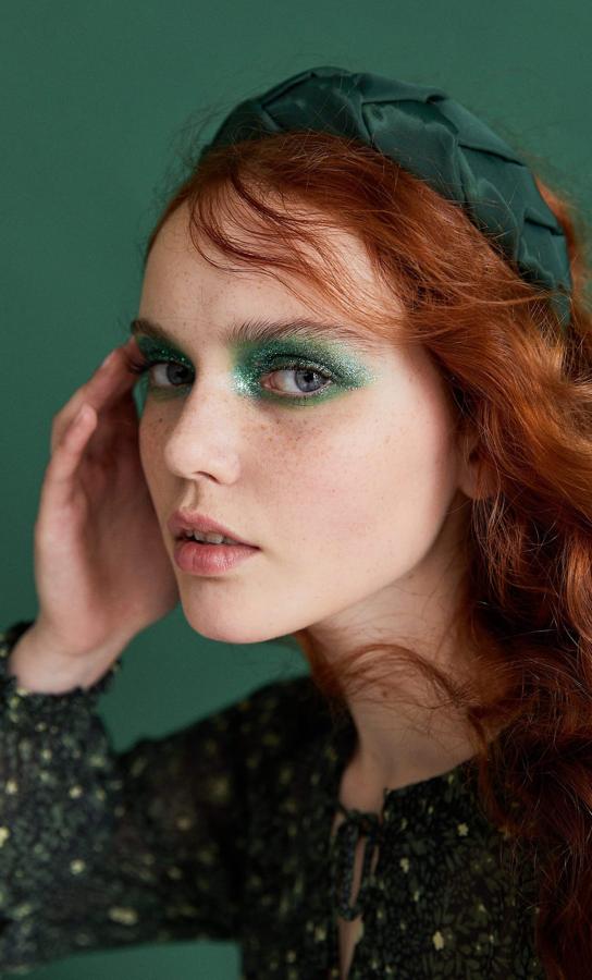 El verde es uno de los colores que más estamos viendo esta temporada y esta tendencia se ha trasladado también de los estilismos a los maquillajes, incluídos los maquillajes de fiesta. Es una opción perfecta para triunfar estas Navidades y para lucir en todos los eventos que se te presenten.