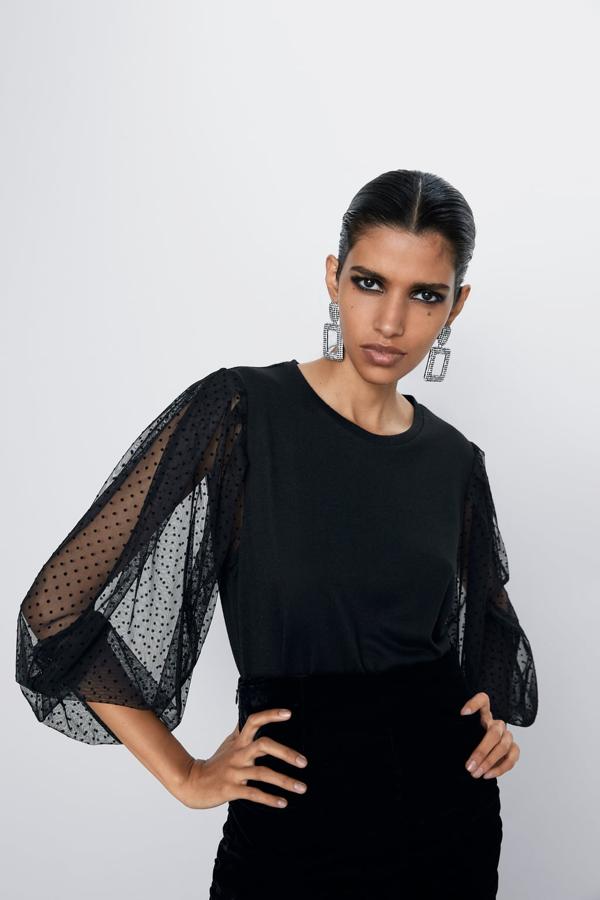 El clásico maquillaje con  ojos ahumados  se ha convertido año tras año en una de esas tendencias de maquillaje capaz de reinventarse cada temporada. Una opción súper favorecedora para la que tendrás que asegurarte de controlar bien la técnica de difuminar este tipo de sombras oscuras, sobre todo si no quieres acabar con la mirada como un oso panda.